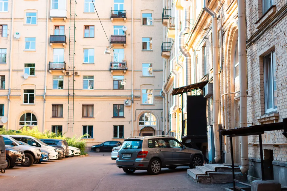 Navigating Gardere's Landmarks and Thoroughfares in Gardere